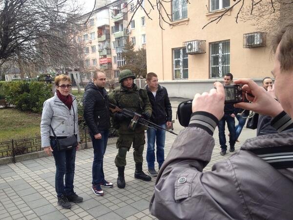 Στην Κριμαία υποδέχονται τους Ρώσους στρατιώτες με ανοιχτές αγκαλιές –Αλήθεια ή προπαγάνδα; [εικόνες] | iefimerida.gr 2