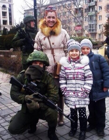 Στην Κριμαία υποδέχονται τους Ρώσους στρατιώτες με ανοιχτές αγκαλιές –Αλήθεια ή προπαγάνδα; [εικόνες] | iefimerida.gr 4