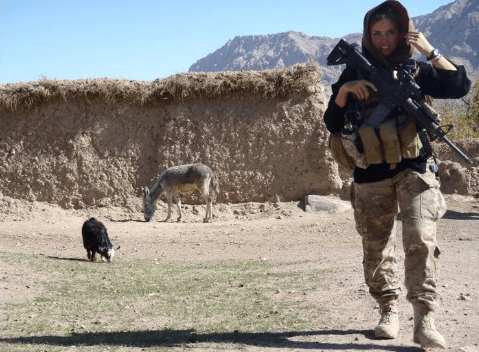 Υπολοχαγός Ρέιτσελ-Η χυμώδης μαζορέτα που κατατάχτηκε στο στρατό [εικόνες] | iefimerida.gr 5