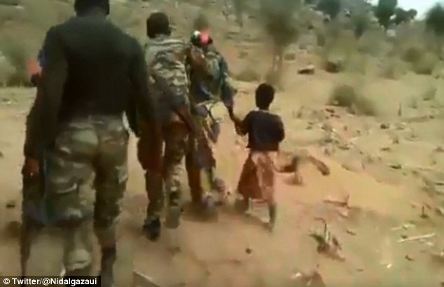 Εικόνες σοκ: «Στρατιώτες» εκτελούν εν ψυχρώ γυναικόπαιδα στο Καμερούν [βίντεο]  | iefimerida.gr 0