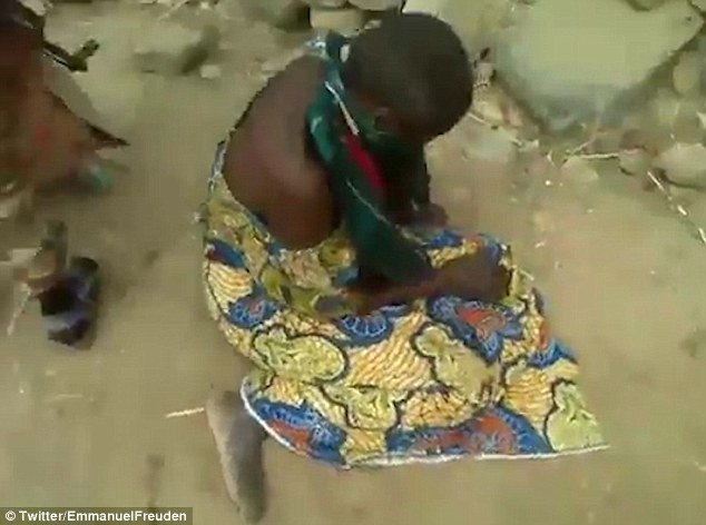 Εικόνες σοκ: «Στρατιώτες» εκτελούν εν ψυχρώ γυναικόπαιδα στο Καμερούν [βίντεο]  | iefimerida.gr 1