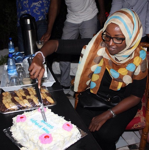 Μοδάτες μαντίλες, χαρά, έξοδοι -27χρονη δείχνει την άλλη πλευρά της ζωής στη Σομαλία [εικόνες]  | iefimerida.gr 10