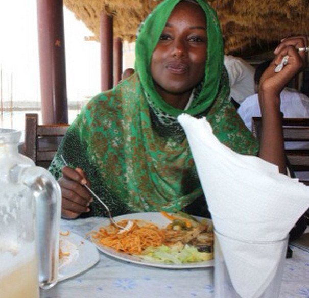 Μοδάτες μαντίλες, χαρά, έξοδοι -27χρονη δείχνει την άλλη πλευρά της ζωής στη Σομαλία [εικόνες]  | iefimerida.gr 11