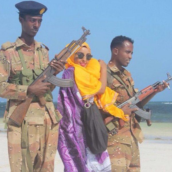 Μοδάτες μαντίλες, χαρά, έξοδοι -27χρονη δείχνει την άλλη πλευρά της ζωής στη Σομαλία [εικόνες]  | iefimerida.gr 15