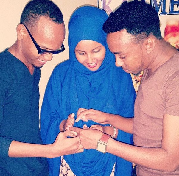 Μοδάτες μαντίλες, χαρά, έξοδοι -27χρονη δείχνει την άλλη πλευρά της ζωής στη Σομαλία [εικόνες]  | iefimerida.gr 16