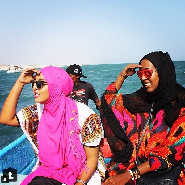 Μοδάτες μαντίλες, χαρά, έξοδοι -27χρονη δείχνει την άλλη πλευρά της ζωής στη Σομαλία [εικόνες]  | iefimerida.gr 17