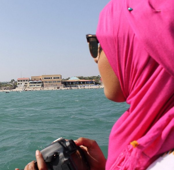 Μοδάτες μαντίλες, χαρά, έξοδοι -27χρονη δείχνει την άλλη πλευρά της ζωής στη Σομαλία [εικόνες]  | iefimerida.gr 18