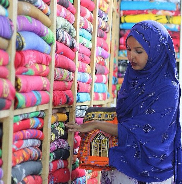 Μοδάτες μαντίλες, χαρά, έξοδοι -27χρονη δείχνει την άλλη πλευρά της ζωής στη Σομαλία [εικόνες]  | iefimerida.gr 27