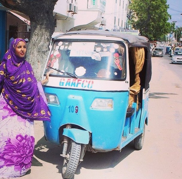 Μοδάτες μαντίλες, χαρά, έξοδοι -27χρονη δείχνει την άλλη πλευρά της ζωής στη Σομαλία [εικόνες]  | iefimerida.gr 2