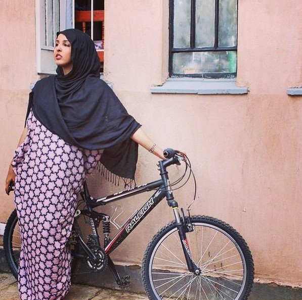 Μοδάτες μαντίλες, χαρά, έξοδοι -27χρονη δείχνει την άλλη πλευρά της ζωής στη Σομαλία [εικόνες]  | iefimerida.gr 24