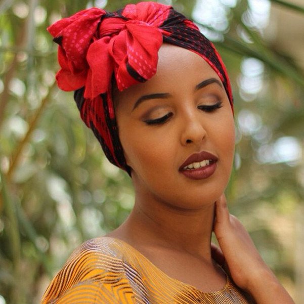 Μοδάτες μαντίλες, χαρά, έξοδοι -27χρονη δείχνει την άλλη πλευρά της ζωής στη Σομαλία [εικόνες]  | iefimerida.gr 3