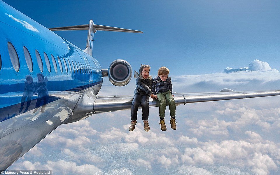 Οι τρελές περιπέτειες ενός 8χρονου -Κρεμιέται από κινούμενο τρένο, πετάει πάνω σε φτερό αεροπλάνου [εικόνες] | iefimerida.gr 1