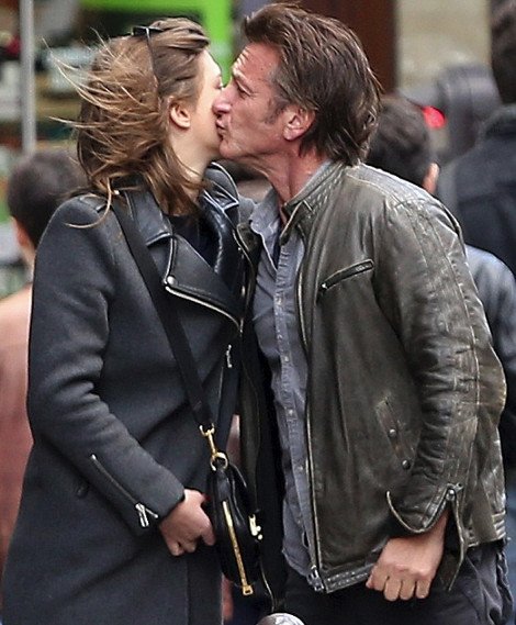 Φιλιά στη μέση του δρόμου αντάλλαξαν Σον Πεν και Ελληνίδα ηθοποιός [εικόνες] | iefimerida.gr 1