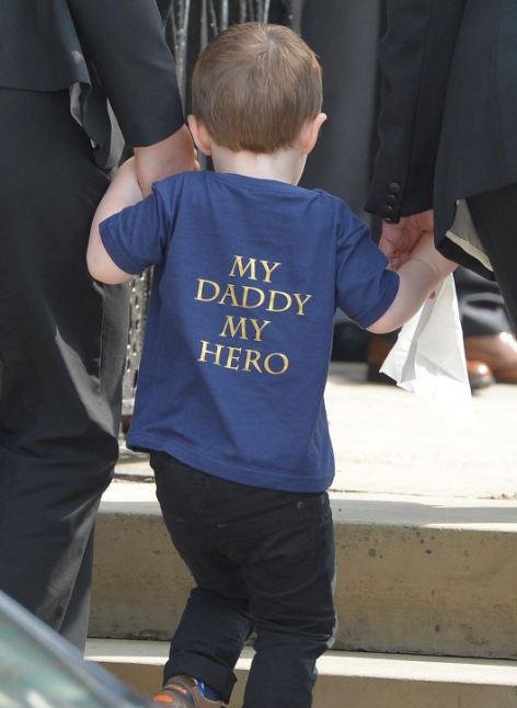 Το συγκινητικό μπλουζάκι του δίχρονου γιου Βρετανού στρατιώτη στην κηδεία του πατέρα του [εικόνες] | iefimerida.gr 0