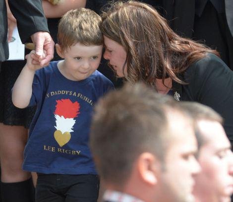 Το συγκινητικό μπλουζάκι του δίχρονου γιου Βρετανού στρατιώτη στην κηδεία του πατέρα του [εικόνες] | iefimerida.gr 2