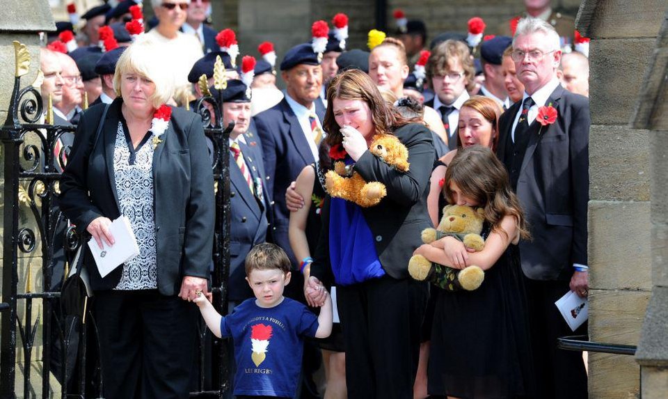 Το συγκινητικό μπλουζάκι του δίχρονου γιου Βρετανού στρατιώτη στην κηδεία του πατέρα του [εικόνες] | iefimerida.gr 3