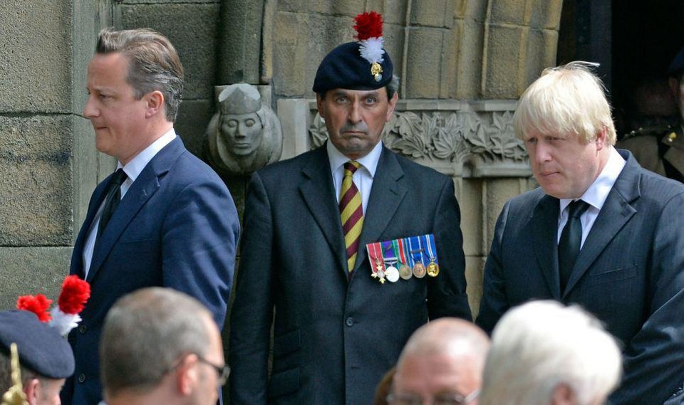 Το συγκινητικό μπλουζάκι του δίχρονου γιου Βρετανού στρατιώτη στην κηδεία του πατέρα του [εικόνες] | iefimerida.gr 4