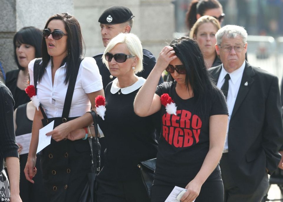 Το συγκινητικό μπλουζάκι του δίχρονου γιου Βρετανού στρατιώτη στην κηδεία του πατέρα του [εικόνες] | iefimerida.gr 5