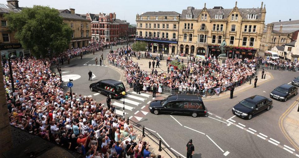Το συγκινητικό μπλουζάκι του δίχρονου γιου Βρετανού στρατιώτη στην κηδεία του πατέρα του [εικόνες] | iefimerida.gr 6