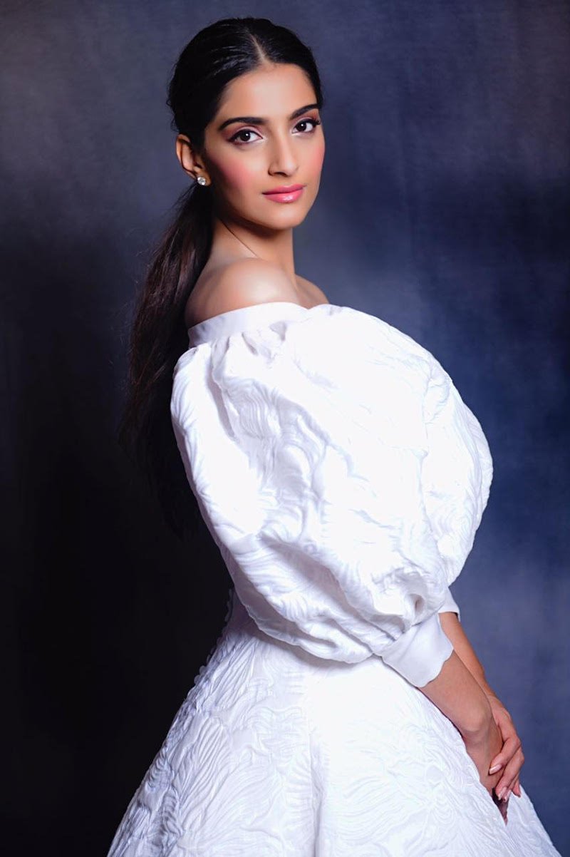 Σταρ του Bollywood στην πρεμιέρα της, με Celia Kritharioti -Ενα διαφορετικό και απρόσμενο νυφικό [εικόνες] | iefimerida.gr 0