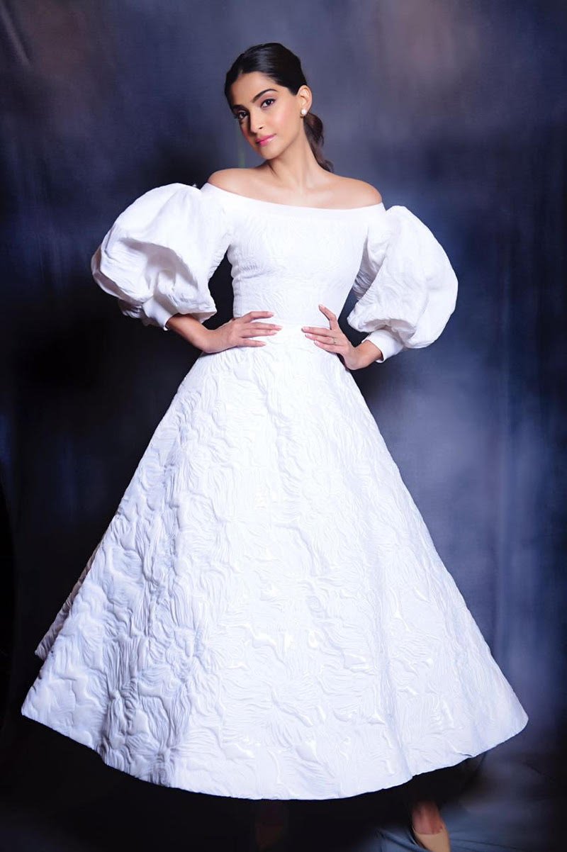 Σταρ του Bollywood στην πρεμιέρα της, με Celia Kritharioti -Ενα διαφορετικό και απρόσμενο νυφικό [εικόνες] | iefimerida.gr 2