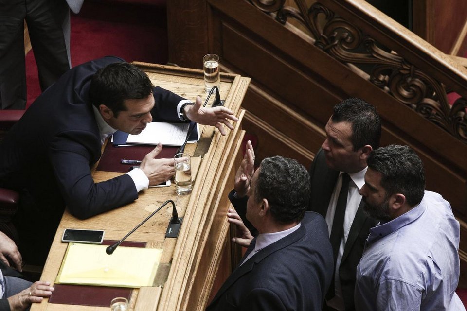 «Είσαι νούμερο», «Εξω ξεφτίλες», «Κατέβα κάτω!» -Πώς ο Σαμαράς έδιωξε, για πρώτη φορά, τη Ζωή από το προεδρείο [εικόνες] | iefimerida.gr 3