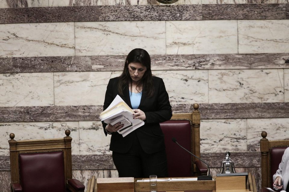 «Είσαι νούμερο», «Εξω ξεφτίλες», «Κατέβα κάτω!» -Πώς ο Σαμαράς έδιωξε, για πρώτη φορά, τη Ζωή από το προεδρείο [εικόνες] | iefimerida.gr 8