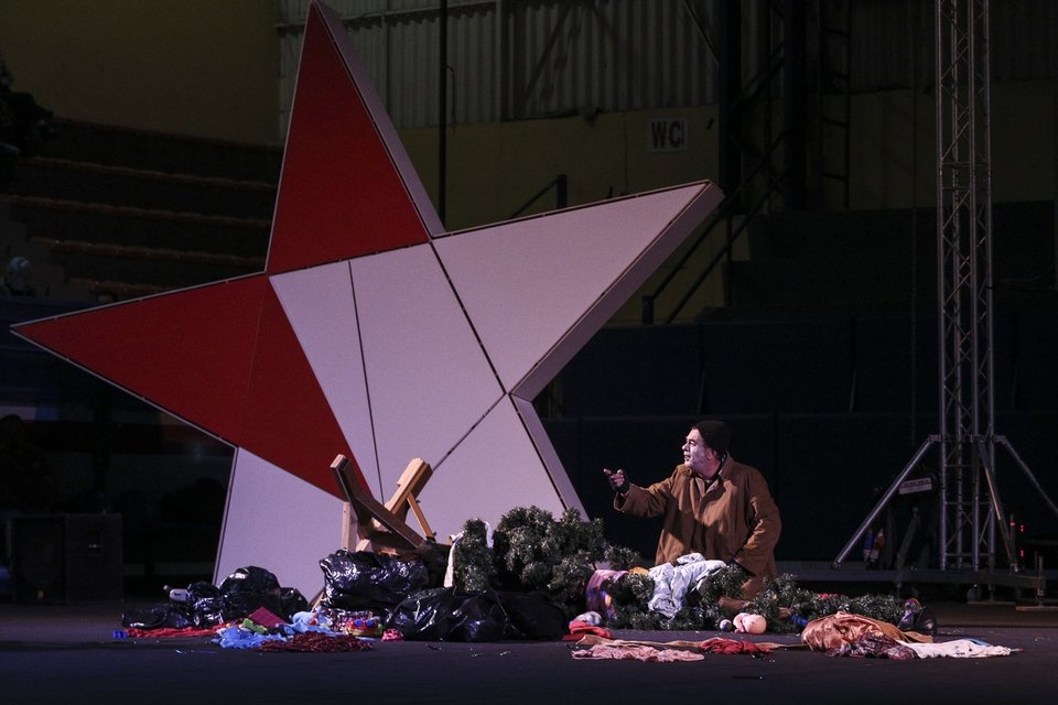 Ο Βαρουφάκης το παλεύει: Ως και θεατρική παράσταση ανέβασε πριν μιλήσει σε οπαδούς του! [εικόνες] | iefimerida.gr 0