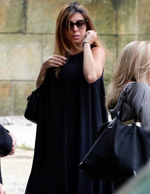 Ποτάμια δάκρυα από τους επώνυμους φίλους του στην κηδεία του Τόνι Σοπράνο [εικόνες]  | iefimerida.gr 0