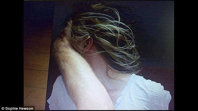 Καλλιτέχνις γύρισε βίντεο την ώρα που τη «βίαζαν» [εικόνες] | iefimerida.gr 1