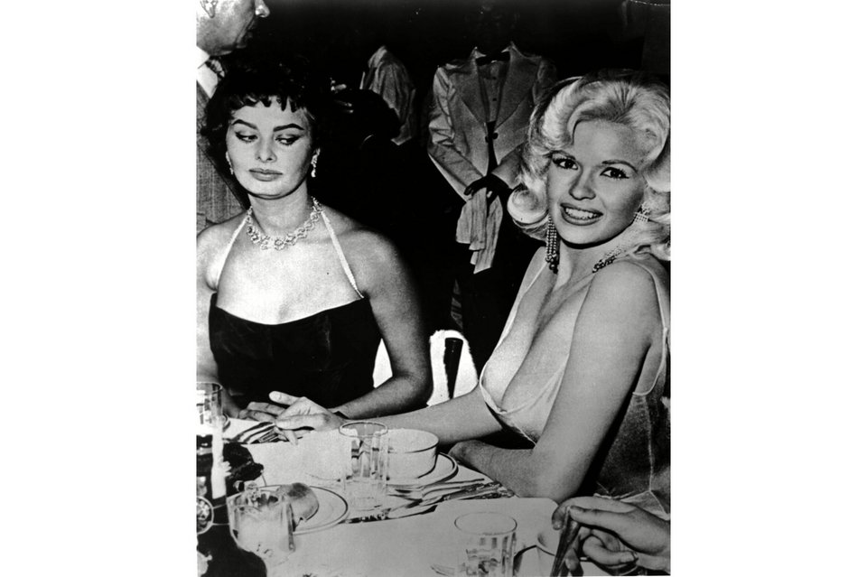 Το απίστευτο βλέμμα της Σοφία Λόρεν στο στήθος της Μάνσφιλντ -Το παρασκήνιο της εμβληματικής φωτό [εικόνες] | iefimerida.gr 0