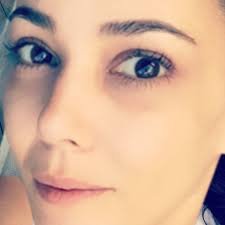 Η γυναίκα που έκανε τον Μελανσόν της μόδας, στη Γαλλία [εικόνες] | iefimerida.gr 0