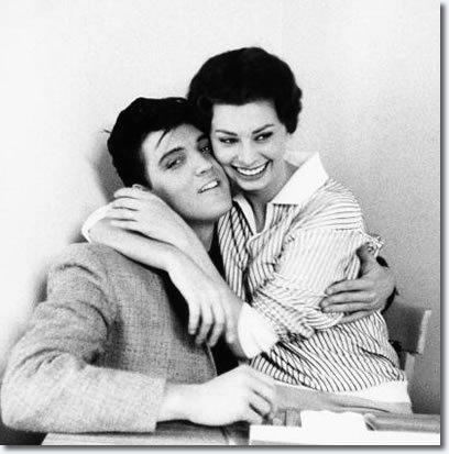 H πρώτη φορά που η Σοφία Λόρεν είδε τον Ελβις Πρίσλεϊ: Κάθισε στα πόδια του, ανακάτεψε τα μαλλιά του και του είπε αυτό που μισούσε να του λένε [εικόνες] | iefimerida.gr 1