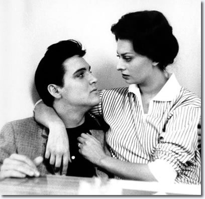 H πρώτη φορά που η Σοφία Λόρεν είδε τον Ελβις Πρίσλεϊ: Κάθισε στα πόδια του, ανακάτεψε τα μαλλιά του και του είπε αυτό που μισούσε να του λένε [εικόνες] | iefimerida.gr 2