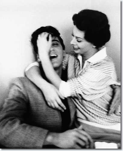 H πρώτη φορά που η Σοφία Λόρεν είδε τον Ελβις Πρίσλεϊ: Κάθισε στα πόδια του, ανακάτεψε τα μαλλιά του και του είπε αυτό που μισούσε να του λένε [εικόνες] | iefimerida.gr 3