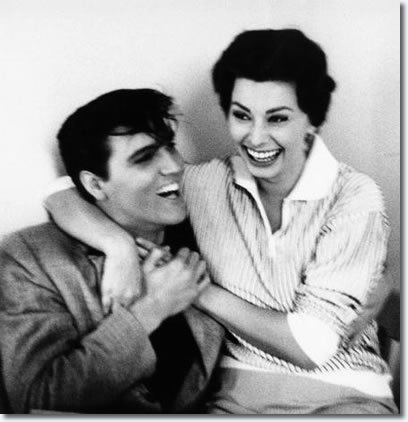 H πρώτη φορά που η Σοφία Λόρεν είδε τον Ελβις Πρίσλεϊ: Κάθισε στα πόδια του, ανακάτεψε τα μαλλιά του και του είπε αυτό που μισούσε να του λένε [εικόνες] | iefimerida.gr 4