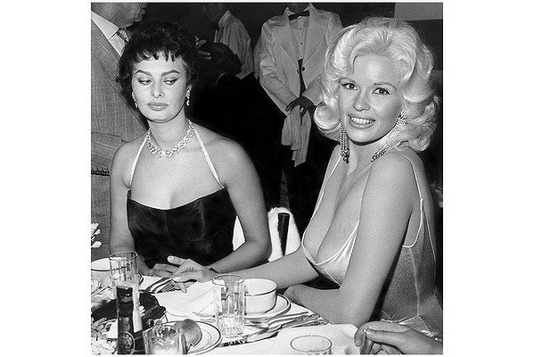 Το απίστευτο βλέμμα της Σοφία Λόρεν στο στήθος της Μάνσφιλντ -Το παρασκήνιο της εμβληματικής φωτό [εικόνες] | iefimerida.gr 2