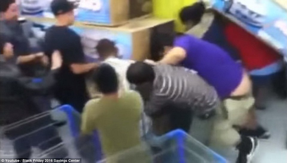 Η τρέλα της Black Friday: Δύο νεκροί στις ΗΠΑ έξω από πολυκαταστήματα [βίντεο] | iefimerida.gr 2