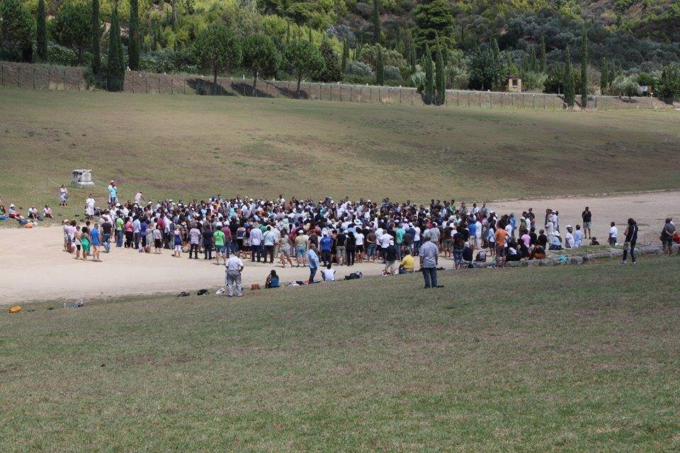 Ο Σώρρας με 300 οπαδούς του στην Αρχαία Ολυμπία έκαναν επικλήσεις στο Δία! [εικόνες & βίντεο] | iefimerida.gr 2