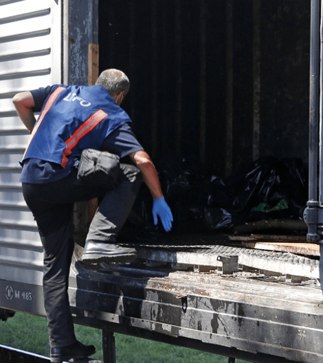 Ακόμη μια ταπείνωση: Οι φιλορώσοι φορτώνουν τους νεκρούς του Βοeing σε σκουπιδιάρικα [εικόνες] | iefimerida.gr 11