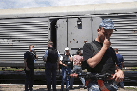 Ακόμη μια ταπείνωση: Οι φιλορώσοι φορτώνουν τους νεκρούς του Βοeing σε σκουπιδιάρικα [εικόνες] | iefimerida.gr 12