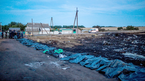Ακόμη μια ταπείνωση: Οι φιλορώσοι φορτώνουν τους νεκρούς του Βοeing σε σκουπιδιάρικα [εικόνες] | iefimerida.gr 1