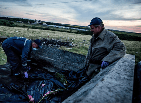 Ακόμη μια ταπείνωση: Οι φιλορώσοι φορτώνουν τους νεκρούς του Βοeing σε σκουπιδιάρικα [εικόνες] | iefimerida.gr 2