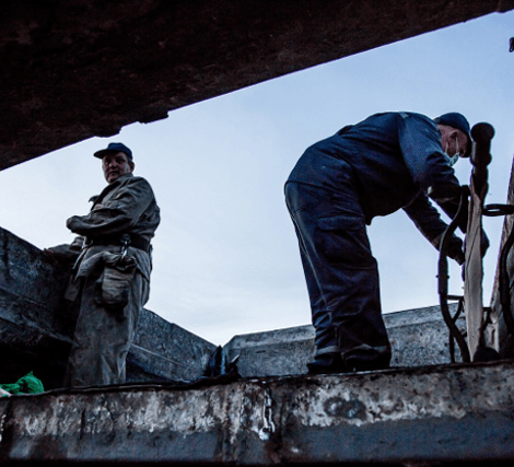 Ακόμη μια ταπείνωση: Οι φιλορώσοι φορτώνουν τους νεκρούς του Βοeing σε σκουπιδιάρικα [εικόνες] | iefimerida.gr 3