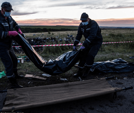 Ακόμη μια ταπείνωση: Οι φιλορώσοι φορτώνουν τους νεκρούς του Βοeing σε σκουπιδιάρικα [εικόνες] | iefimerida.gr 4