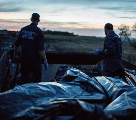 Ακόμη μια ταπείνωση: Οι φιλορώσοι φορτώνουν τους νεκρούς του Βοeing σε σκουπιδιάρικα [εικόνες] | iefimerida.gr 5