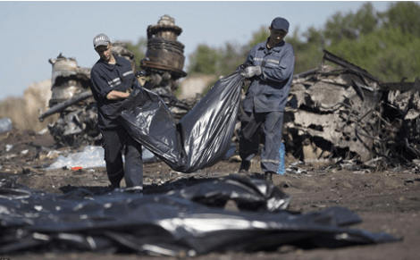 Ακόμη μια ταπείνωση: Οι φιλορώσοι φορτώνουν τους νεκρούς του Βοeing σε σκουπιδιάρικα [εικόνες] | iefimerida.gr 7