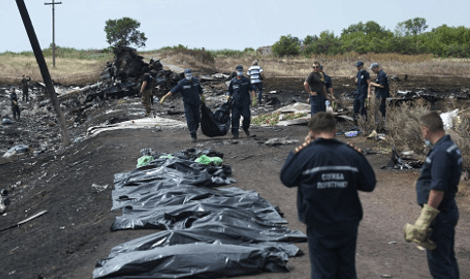 Ακόμη μια ταπείνωση: Οι φιλορώσοι φορτώνουν τους νεκρούς του Βοeing σε σκουπιδιάρικα [εικόνες] | iefimerida.gr 8