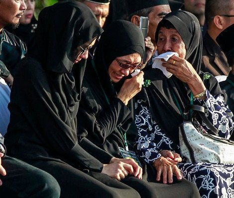 Ο εφιάλτης ζωντάνεψε στη Μαλαισία: Επέστρεψαν τρεις σοροί από την πτήση MH17 που καταρρίφθηκε στην Ουκρανία [εικόνες] | iefimerida.gr 0