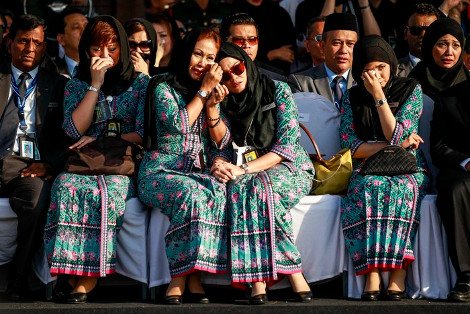 Ο εφιάλτης ζωντάνεψε στη Μαλαισία: Επέστρεψαν τρεις σοροί από την πτήση MH17 που καταρρίφθηκε στην Ουκρανία [εικόνες] | iefimerida.gr 2